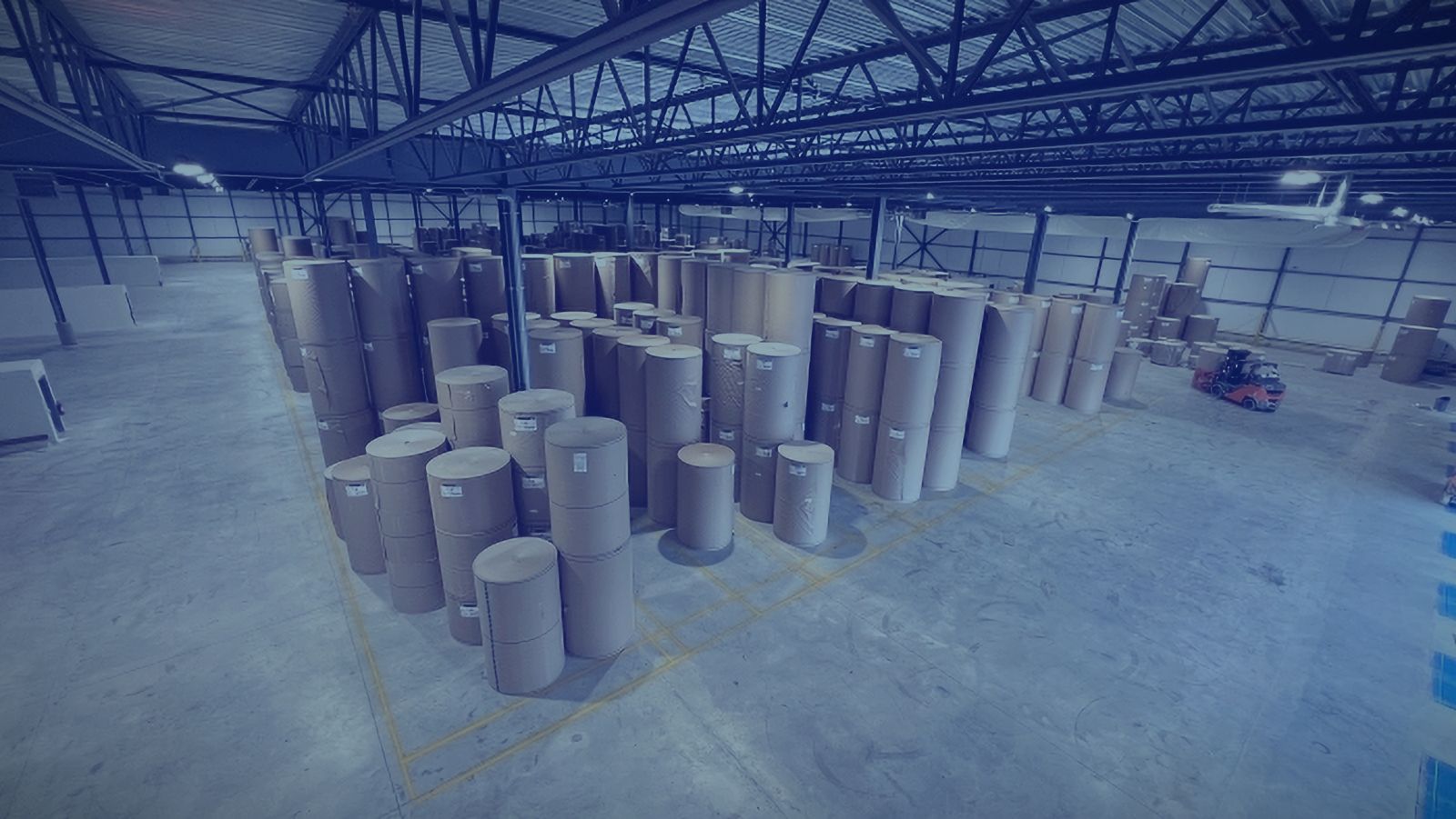 Rouleaux de papier entreposés dans l'entrepôt de Groupe Electro Kingsey